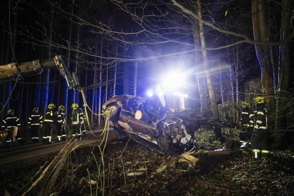 Австрийка чудом выжила за рулем компактвэна, который воткнулся в огромную ель Австрийка чудом выжила за рулем компактвэна, который воткнулся в огромную ель