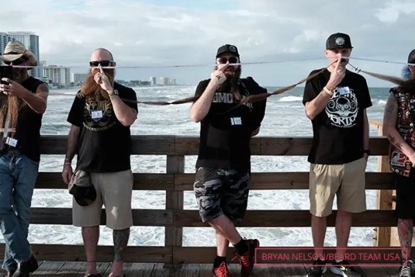 Мужчины с длинными усами и бородой установили новый мировой рекорд Мужчины с длинными усами и бородой установили новый мировой рекорд