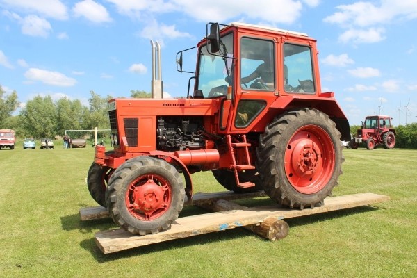 Фотофакт: «Беларус» на «качелях» в немецком городке Фотофакт: «Беларус» на «качелях» в немецком городке
