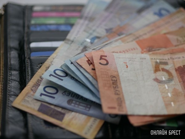 Зарплата большинства белорусов составляет от одной до двух тысяч рублей Зарплата большинства белорусов составляет от одной до двух тысяч рублей