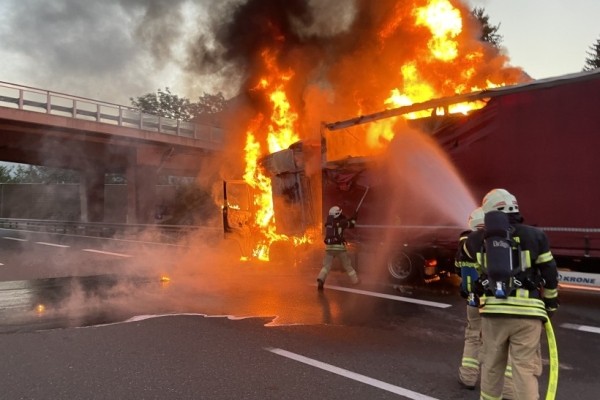 В Австрии тягач белоруса сгорел от попавшего под него мотоцикла В Австрии тягач белоруса сгорел от попавшего под него мотоцикла